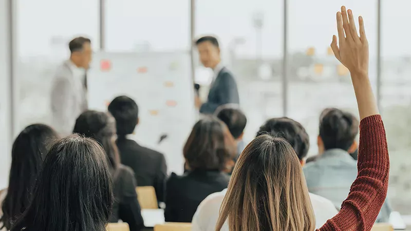Hand-up-at-business-workshop-seminar-800x450